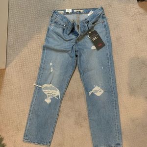 Levi’s Wedgie Straight distressed jeans